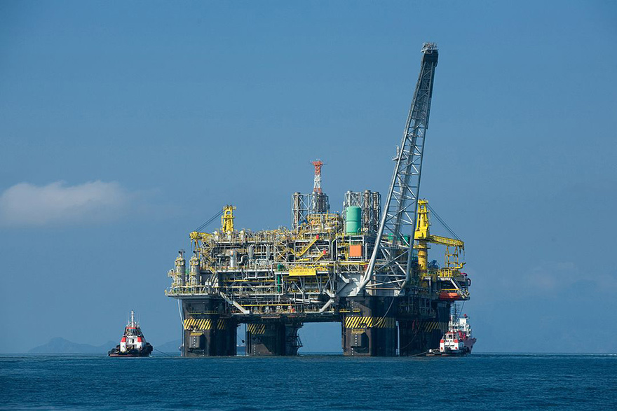 oil rig platform at sea